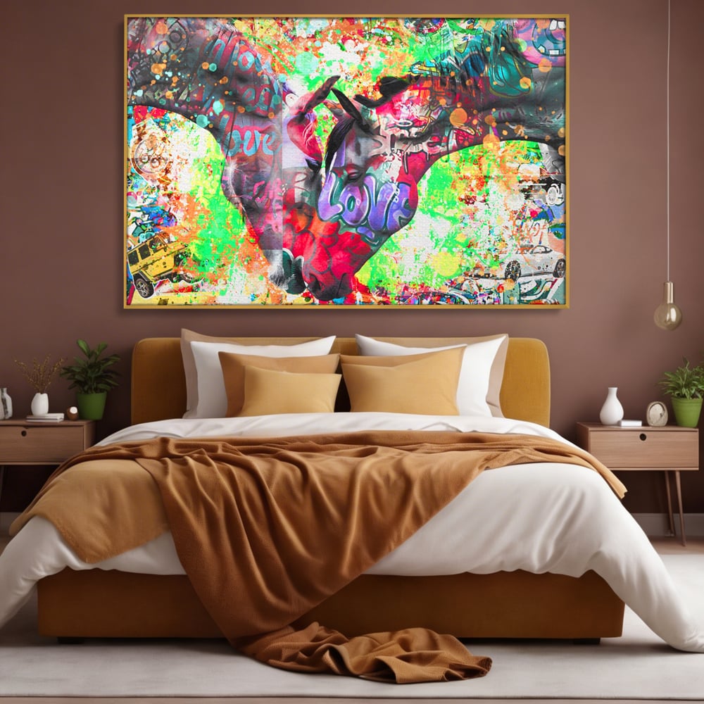 Tablou canvas cu tablou canvas cu doi cai si graffiti colorat, in rama de aluminiu auriu, pe perete intr-un dormitor